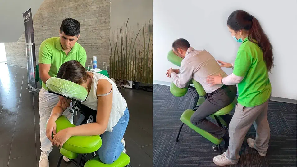 Masaje express en silla ergonómica en evento corporativo