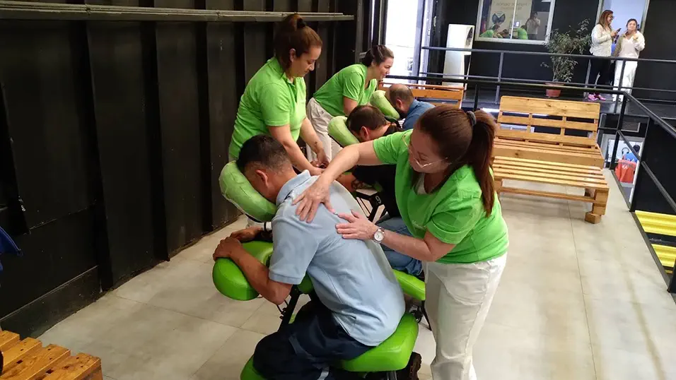 Sesión grupal de masaje express en silla