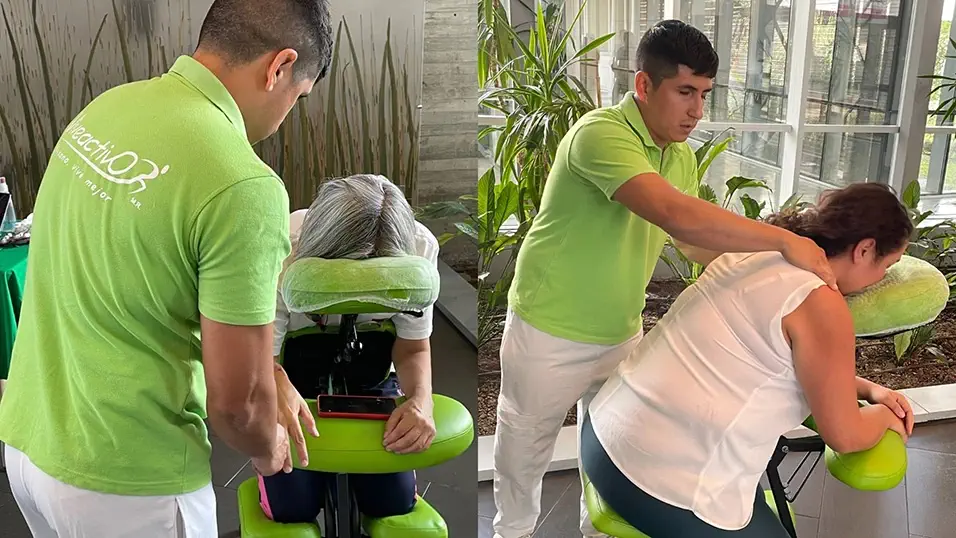 Masajista aplicando masaje express en oficina